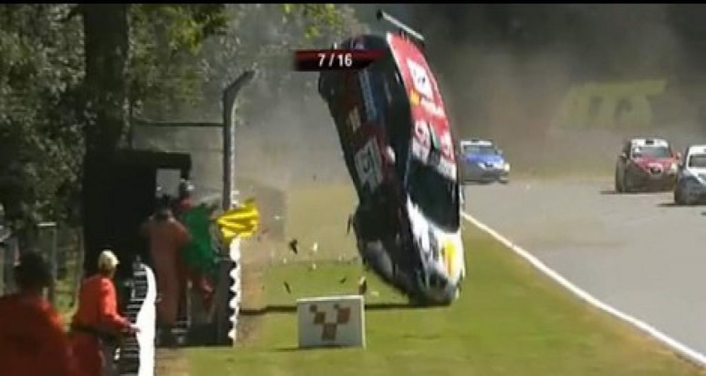 Vidéo: Crash impressionnant à Brands Hatch