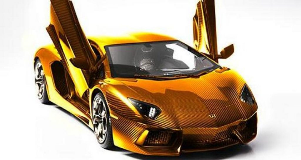 Lamborghini Aventador : d’or, miniature et indécente