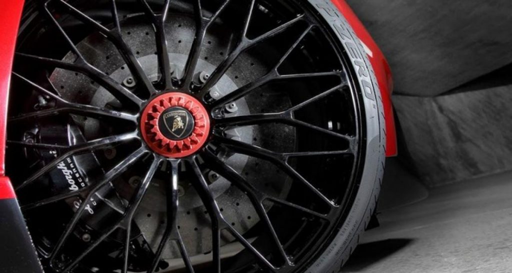 La Lamborghini Aventador SV Roadster en approche