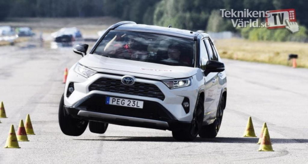 Le RAV4 fait du deux-roues au test de l’élan