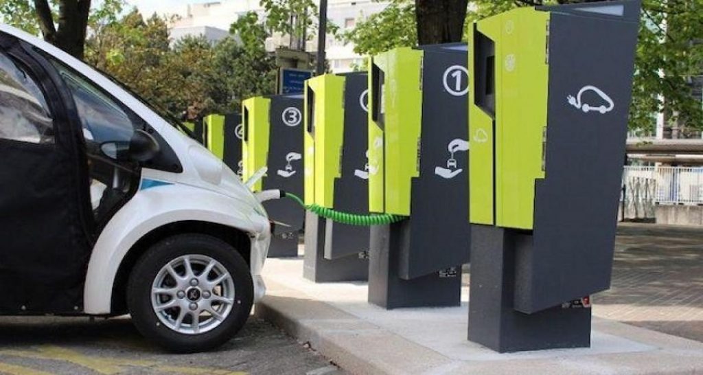 Bornes de recharge : l’État devrait soutenir les exploitants