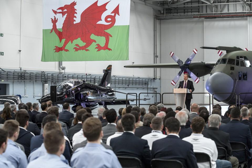 hd-aston_martin_reoit_les_clefs_de_st_athan_1-2