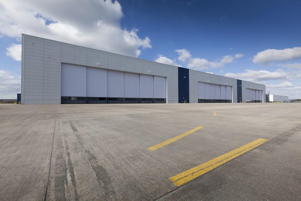 hd-aston_martin_reoit_les_clefs_de_st_athan_1-6