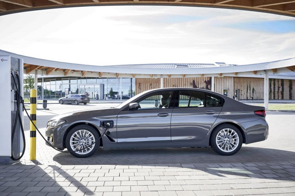 hd-bmw_320e_et_520e_l_hybride_rechargeable_plus_accessible_1-1