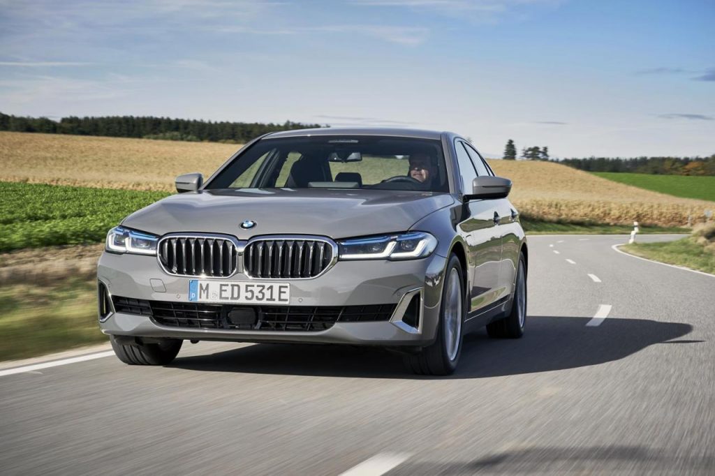 hd-bmw_320e_et_520e_l_hybride_rechargeable_plus_accessible_1
