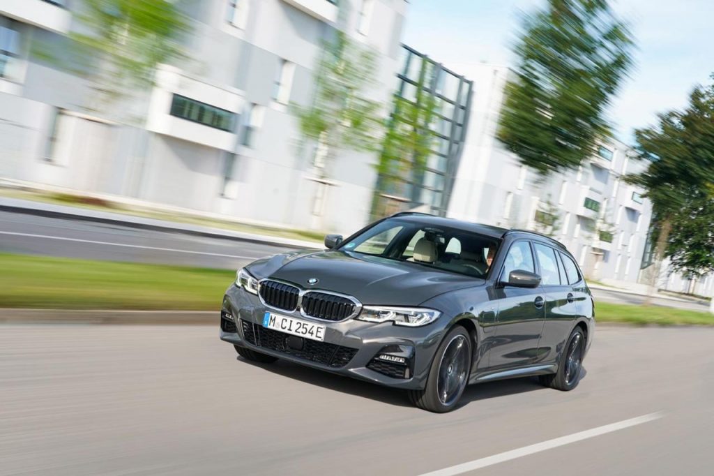 hd-bmw_320e_et_520e_l_hybride_rechargeable_plus_accessible_1-2