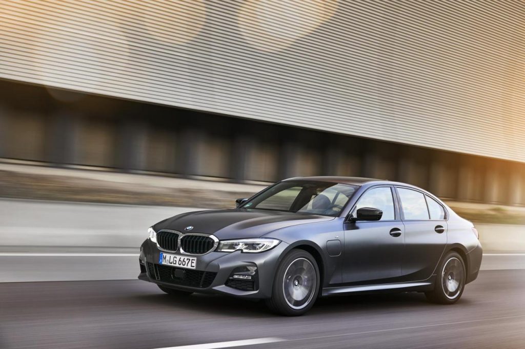 hd-bmw_320e_et_520e_l_hybride_rechargeable_plus_accessible_1-3