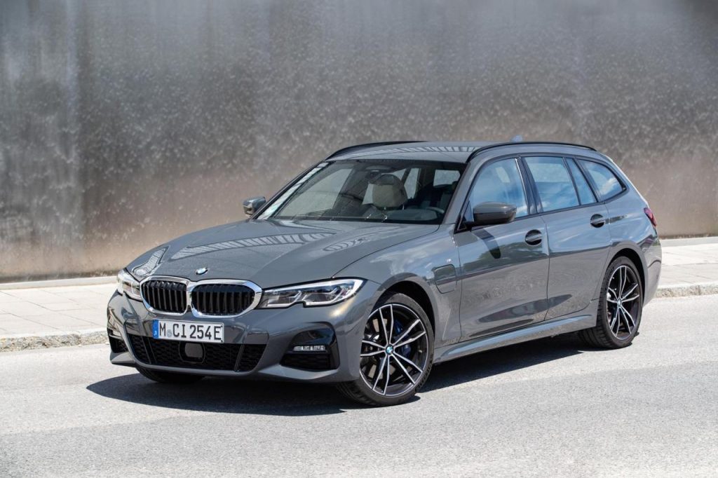 hd-bmw_320e_et_520e_l_hybride_rechargeable_plus_accessible_1-4
