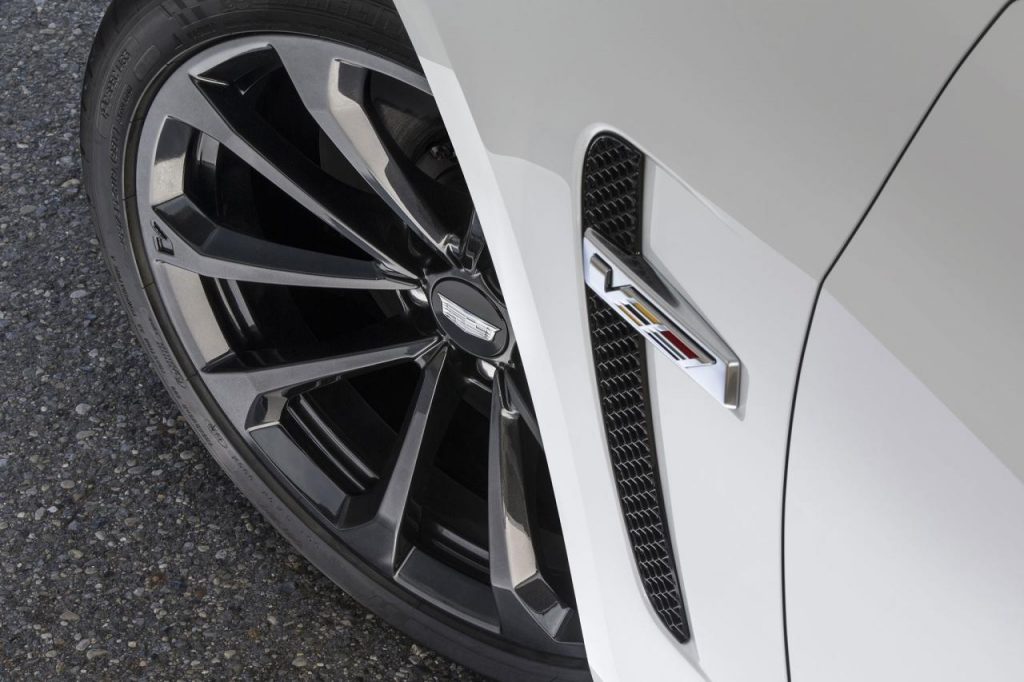 hd-cadillac_lance_le_carbon_black_sport_package_sur_ats_et_cts_1-2
