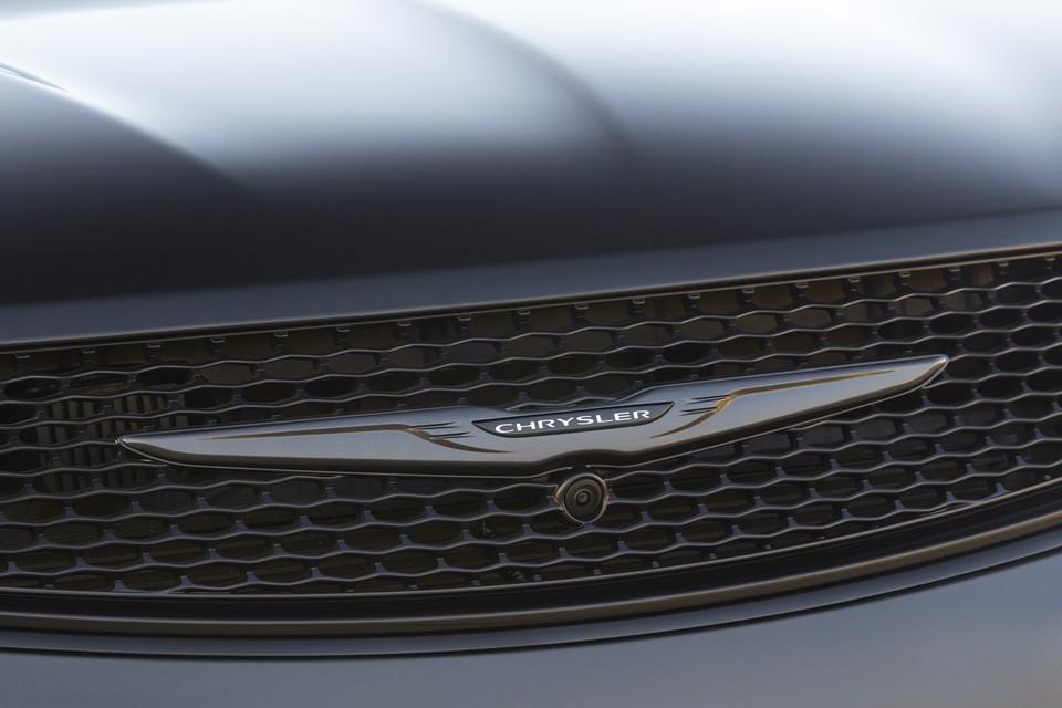 hd-chrysler_pacifica_s_1-5