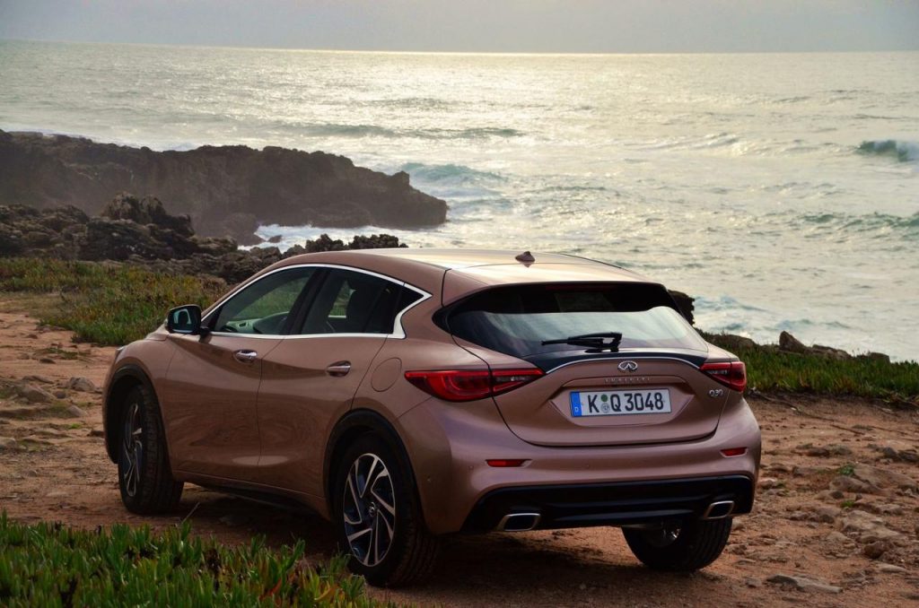 hd-essai_infiniti_q30_deux_versions_que_tout_oppose_1-37