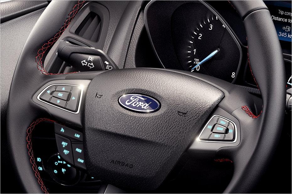 hd-essen_2015_ford_focus_sport_1-5