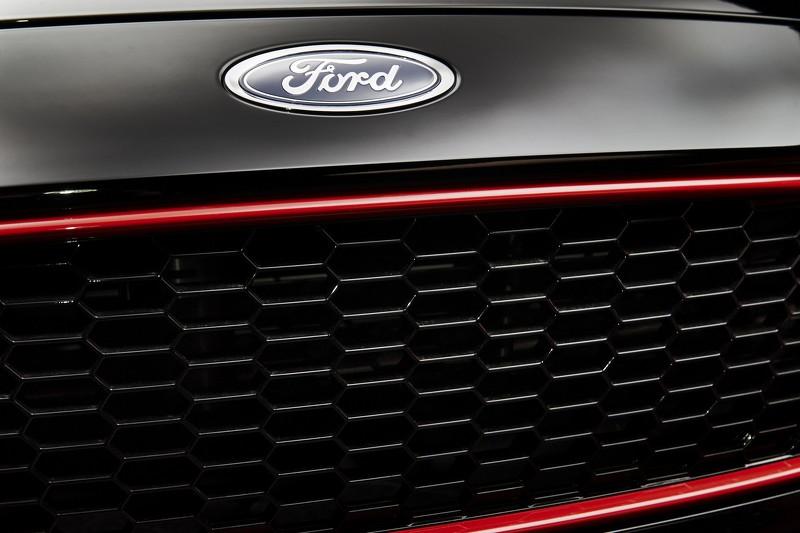 hd-ford_focus_red_edition_et_black_edition_1-2