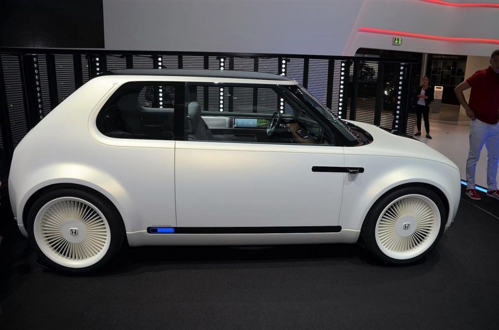 hd-francfort_2017_live_honda_urban_ev_concept_video_1-10