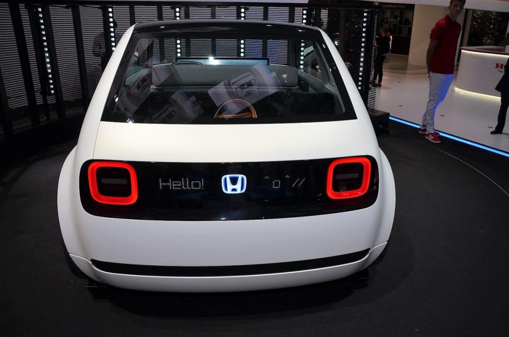hd-francfort_2017_live_honda_urban_ev_concept_video_1-8
