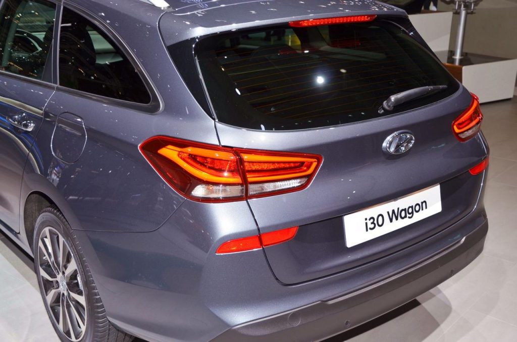 hd-genve_2017_live_hyundai_i30_sw_1-2