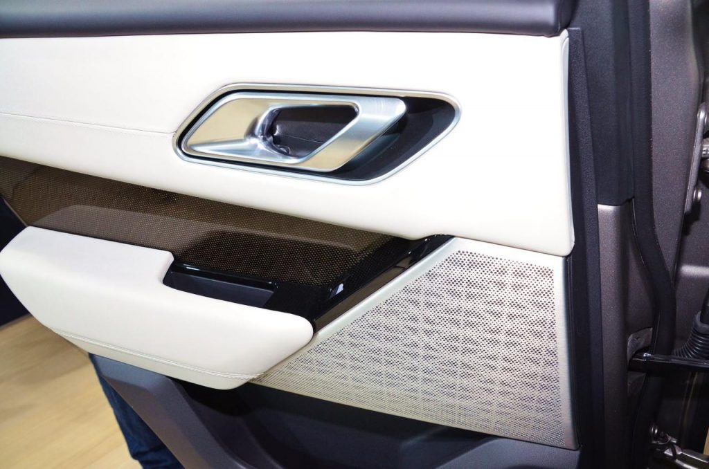 hd-genve_2017_live_range_rover_velar_1-14