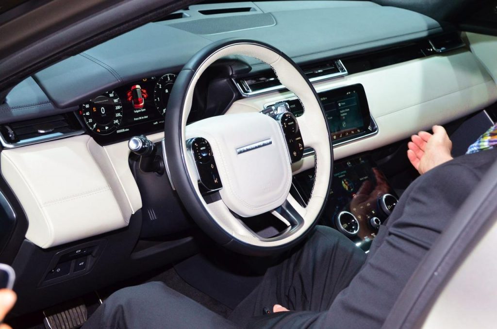 hd-genve_2017_live_range_rover_velar_1-17
