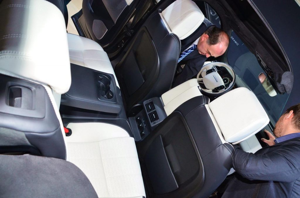 hd-genve_2017_live_range_rover_velar_1-18