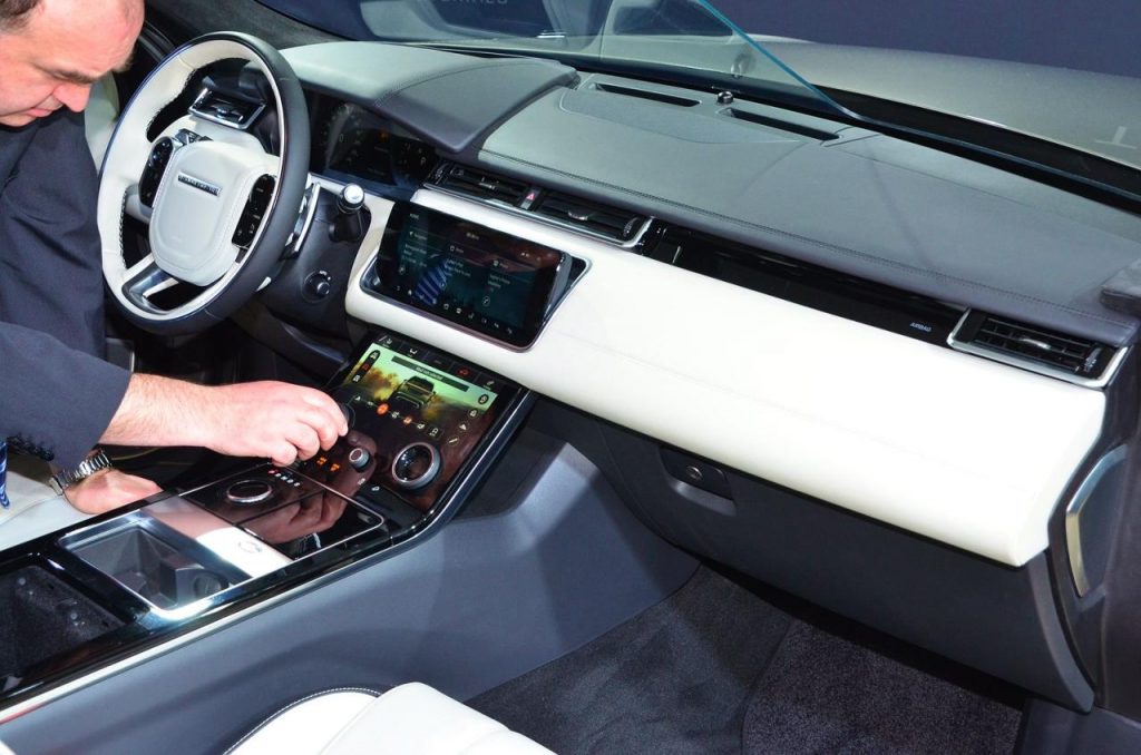 hd-genve_2017_live_range_rover_velar_1-23