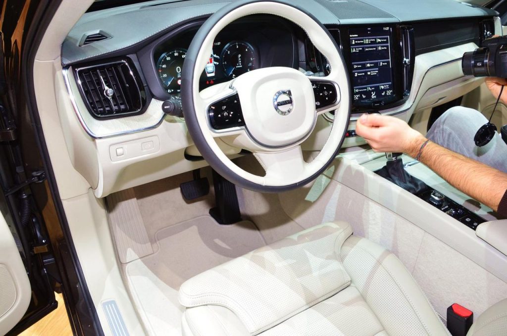 hd-genve_2017_live_volvo_xc60_1-22