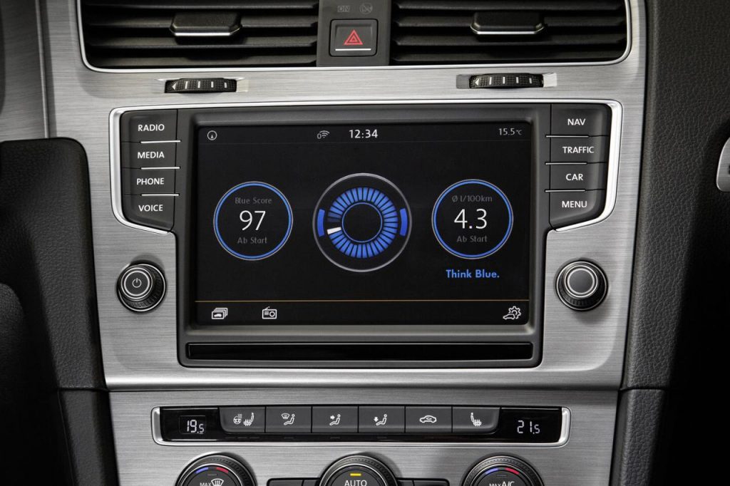 hd-la_golf_bluemotion_passe_l_essence_1