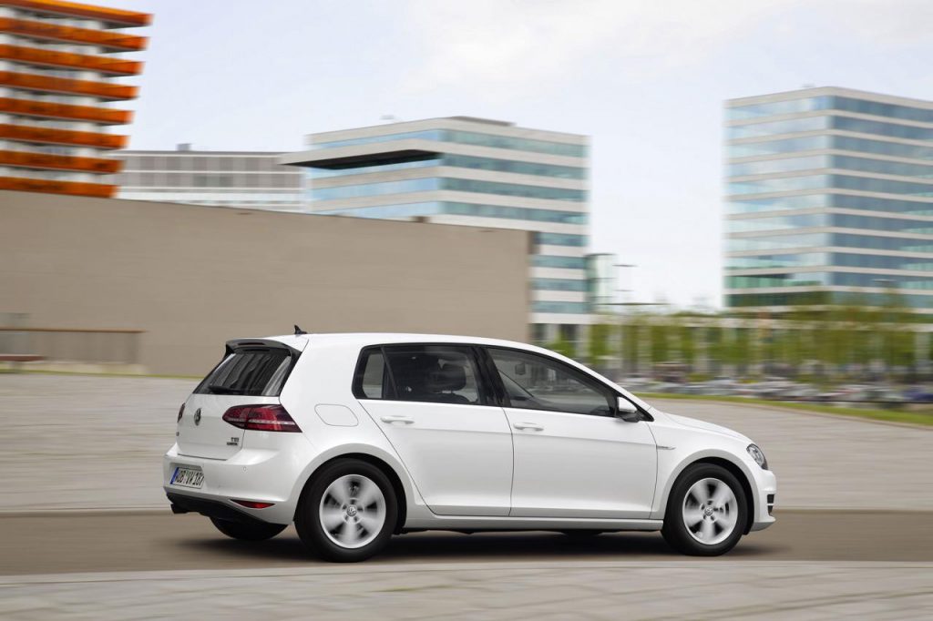 hd-la_golf_bluemotion_passe_l_essence_1-6
