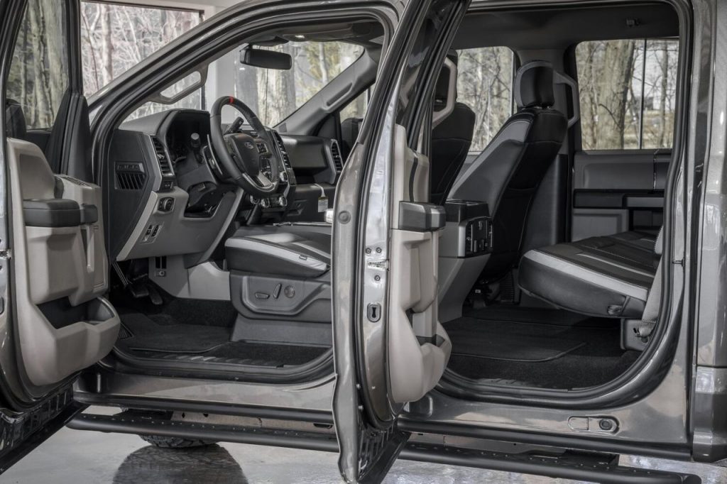 hd-mil_spec_met_un_v8_de_500_ch_dans_le_ford_f_150_1-3
