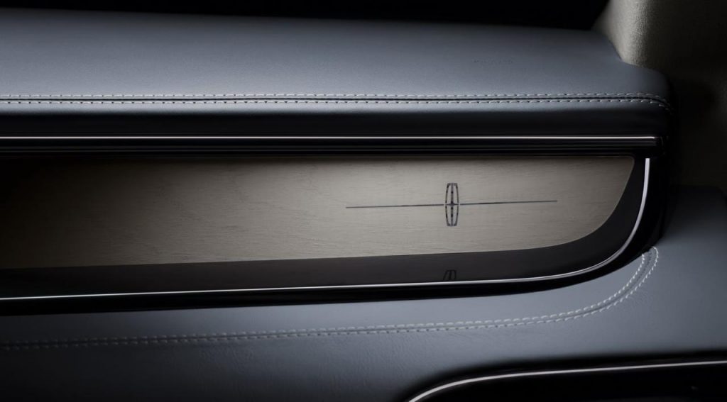hd-new_york_2017_lincoln_navigator_1-4