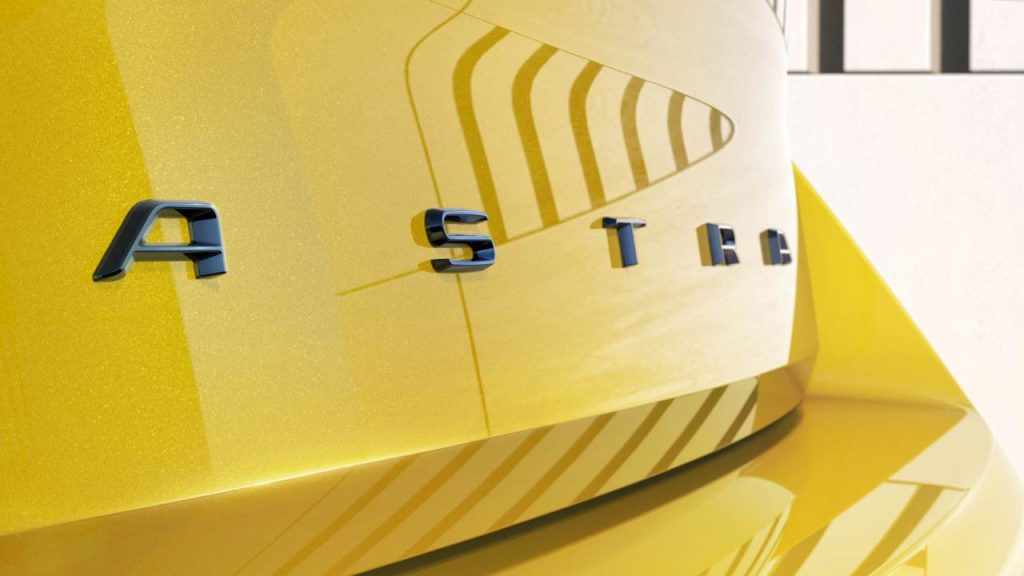 hd-opel_dvoile_un_peu_sa_future_opel_astra_1-2
