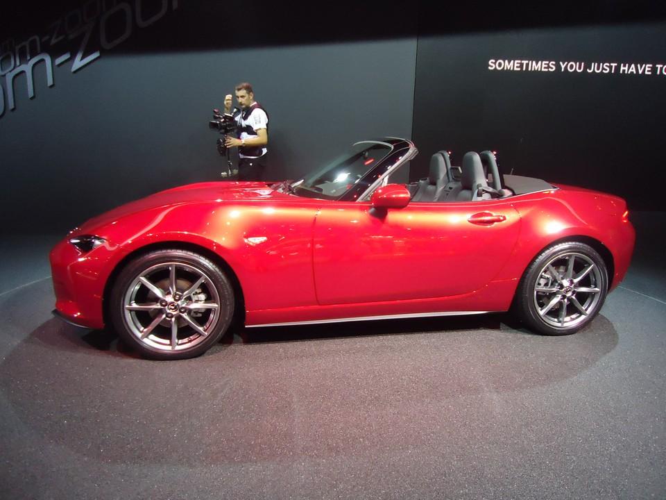 hd-paris_2014_live_mazda_mx_5_1-2