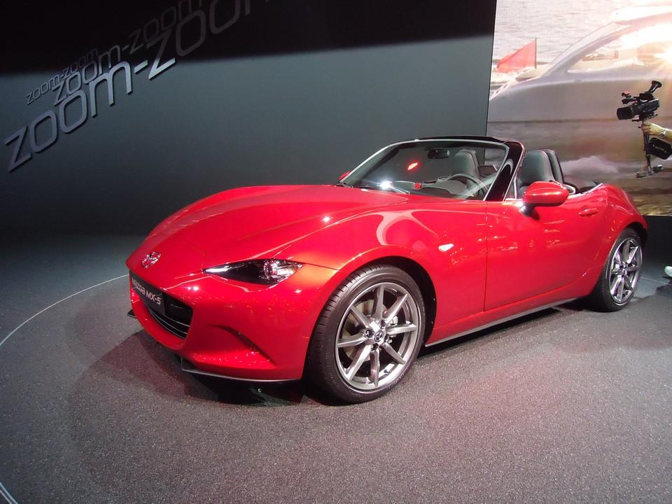 hd-paris_2014_live_mazda_mx_5_1-3