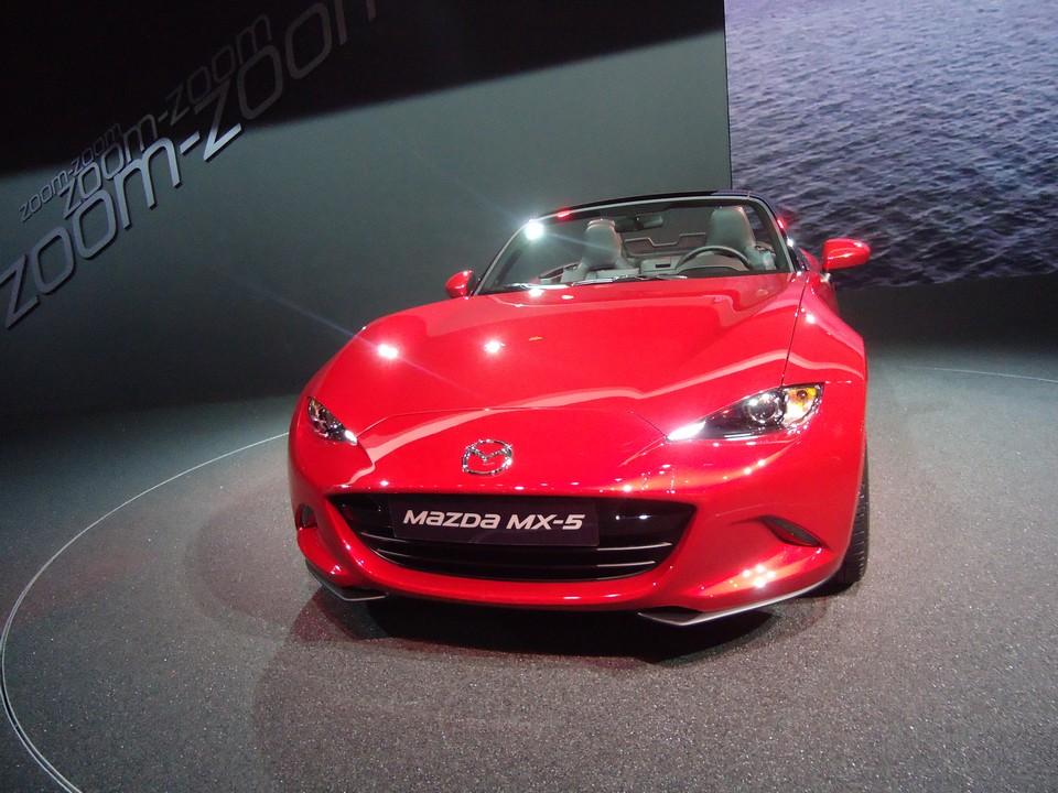 hd-paris_2014_live_mazda_mx_5_1-4
