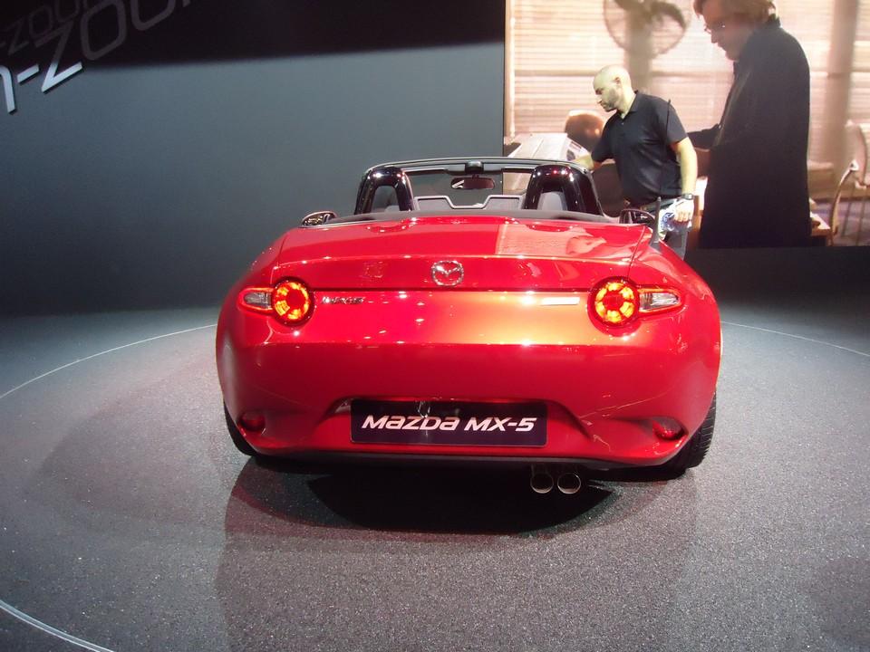 hd-paris_2014_live_mazda_mx_5_1-7