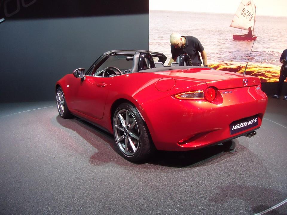 hd-paris_2014_live_mazda_mx_5_1-8