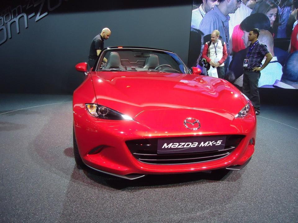 hd-paris_2014_live_mazda_mx_5_1-9