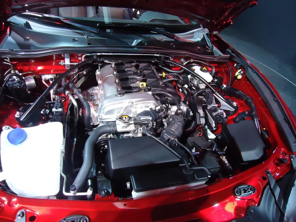 hd-paris_2014_live_mazda_mx_5_1