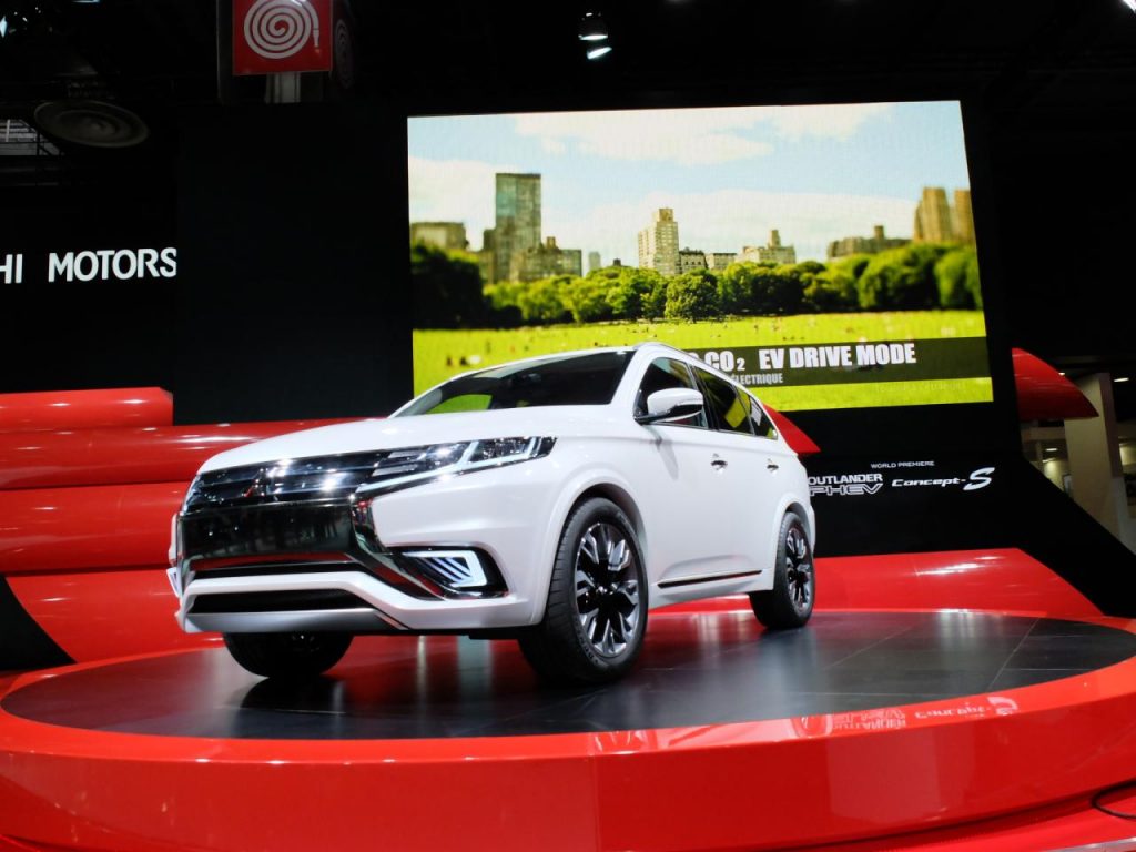 hd-paris_2014_live_mitsubishi_outlander_phev_concept_s_1-2