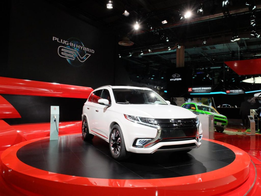 hd-paris_2014_live_mitsubishi_outlander_phev_concept_s_1-4