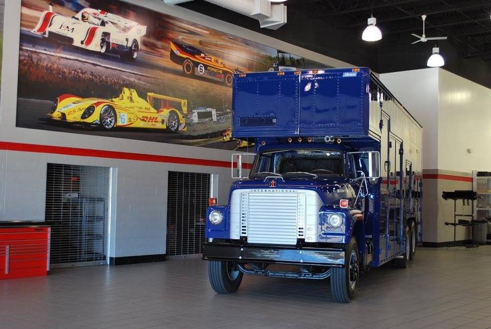 hd-penske_restaure_son_blue_hilton_1-2