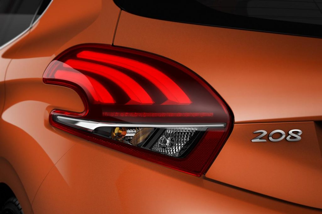 hd-petite_sance_de_maquillage_pour_la_peugeot_208_1-2