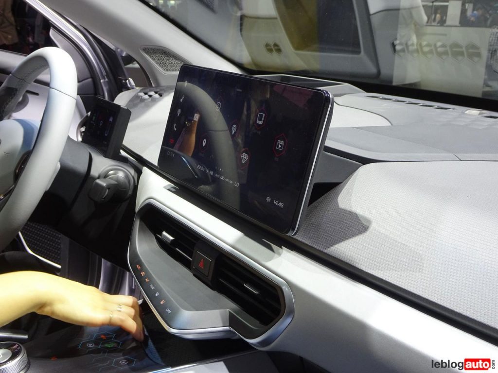 hd-shanghai_2019_geely_geometry_a_preface_et_binyue_phev_1-8