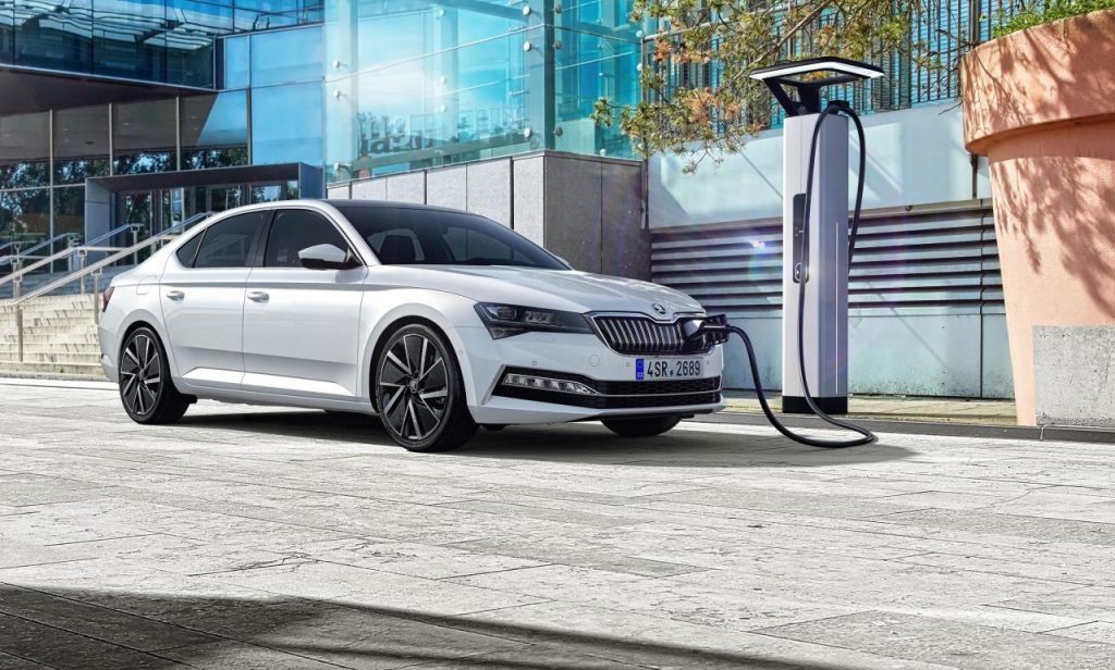 hd-skoda_superb_restyle_diversification_et_hybridation_3-2