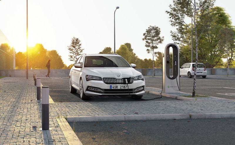 hd-skoda_superb_restyle_diversification_et_hybridation_3-4