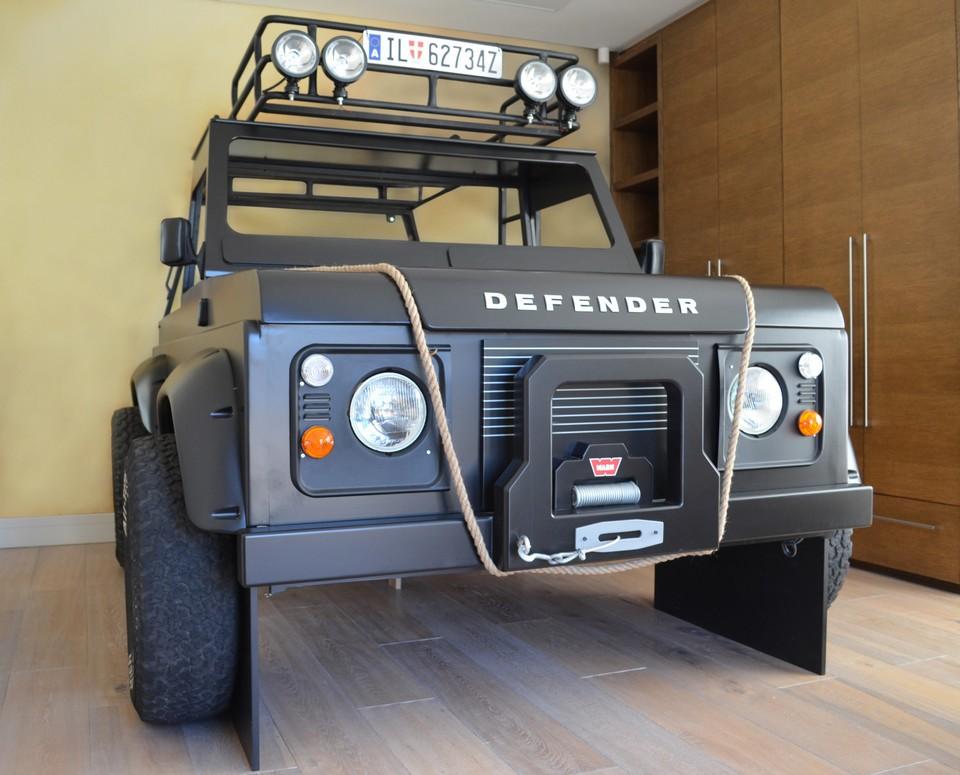 hd-un_lit_defender_1-1