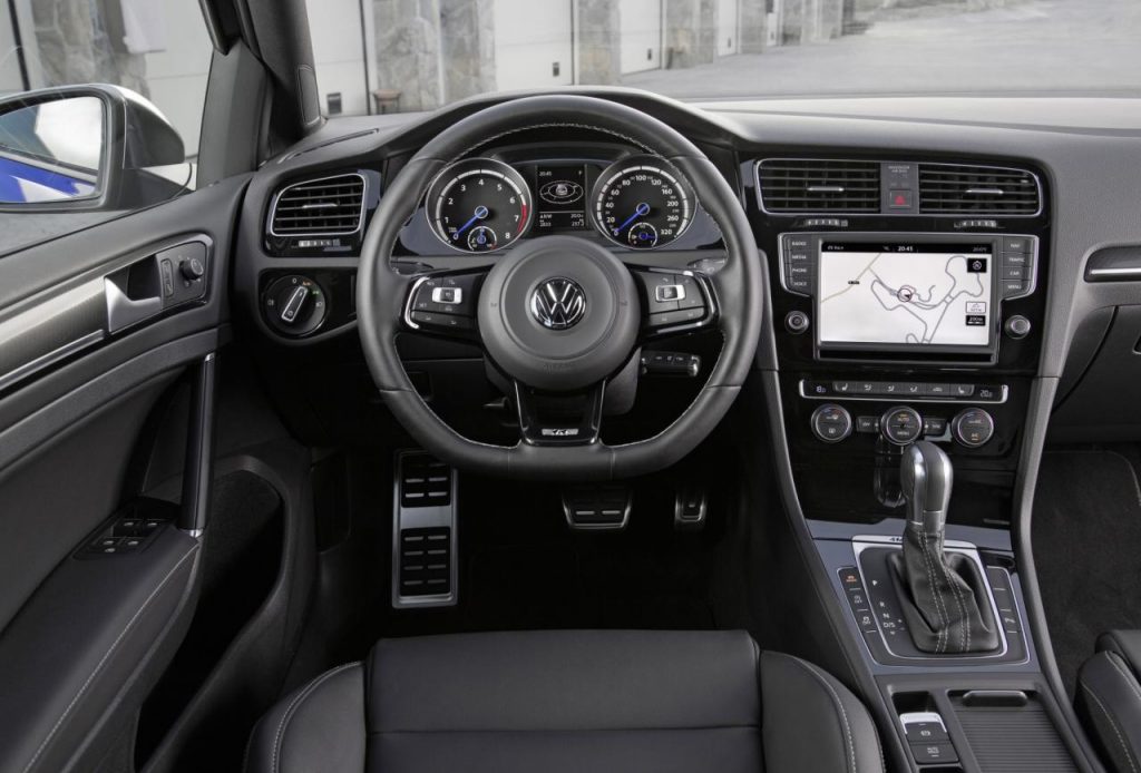 hd-volkswagen_golf_r_sw_45_700_euros_1-2