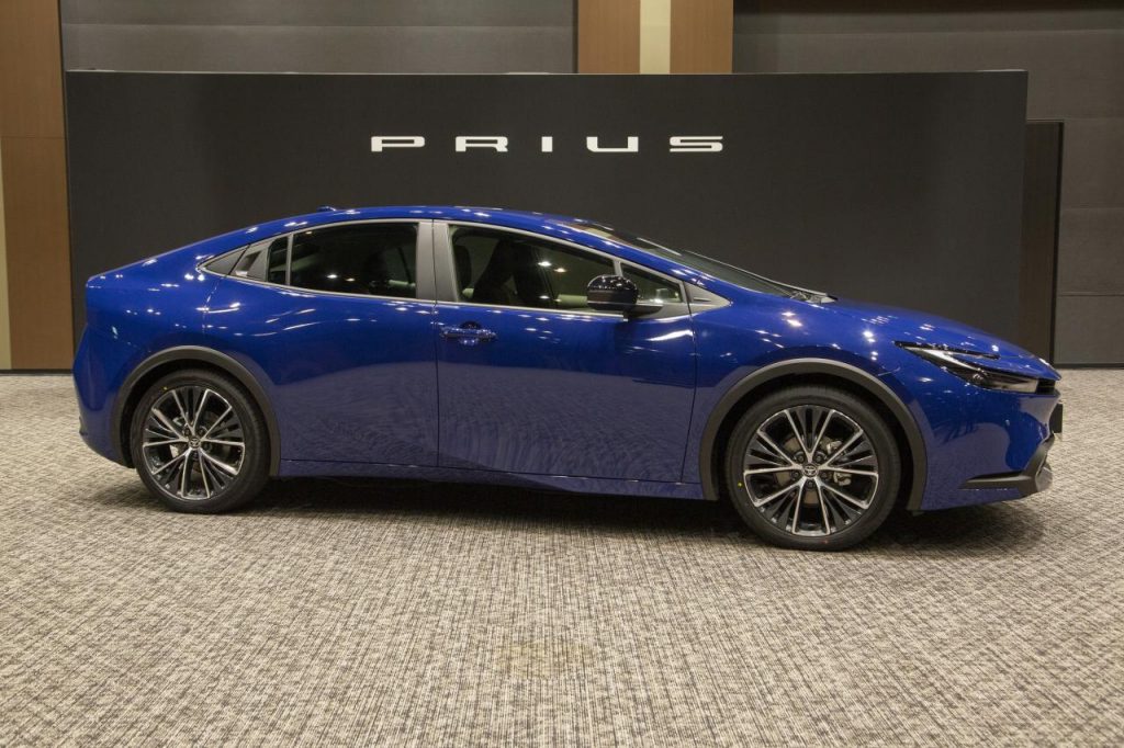 hd-toyota-prius-2023-1