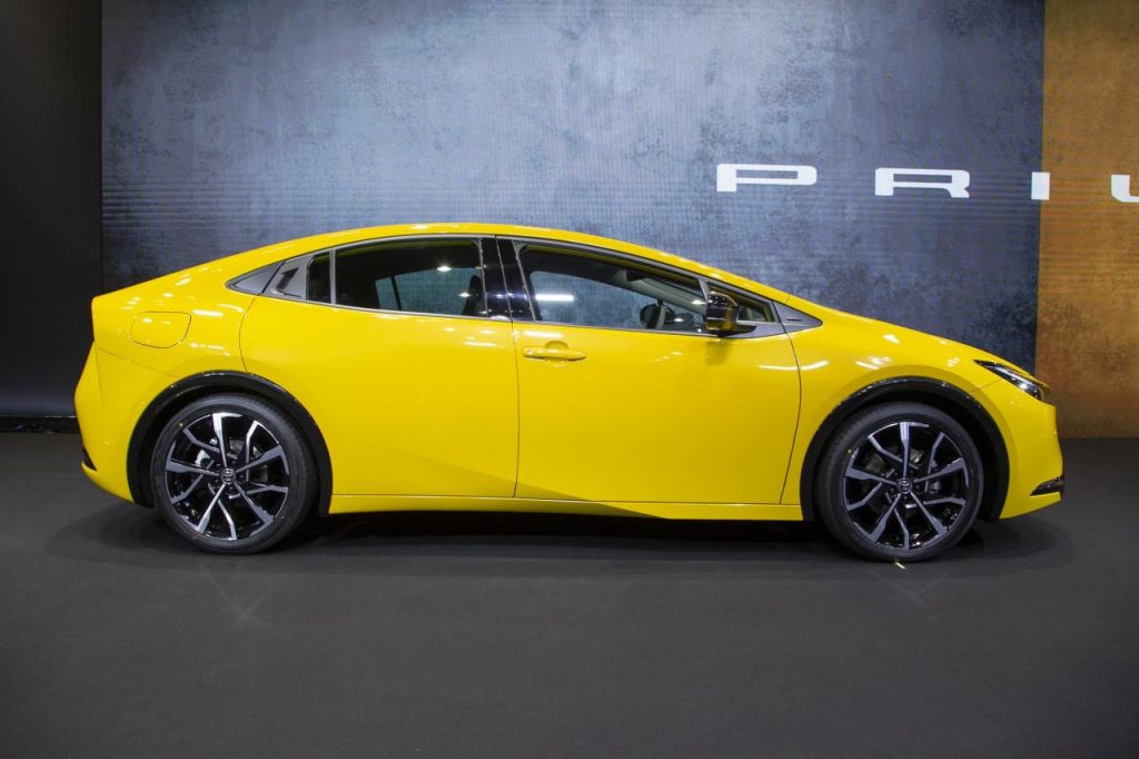 hd-toyota-prius-2023