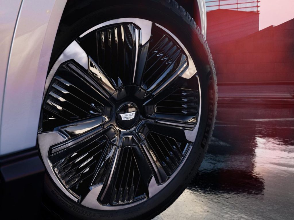 hd-cadillac-escalade-iq-2025-10