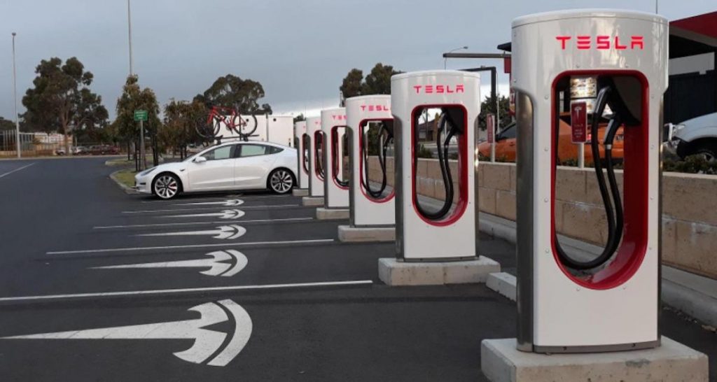 L’abandon des Superchargers par Tesla : quelles implications mondiales ?